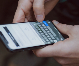 スニーカーやスマホのコーティングのことなら | なめらかな操作性