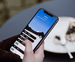 スニーカーやスマホをコーティングで撥水・防汚なら | 剥がれにくい